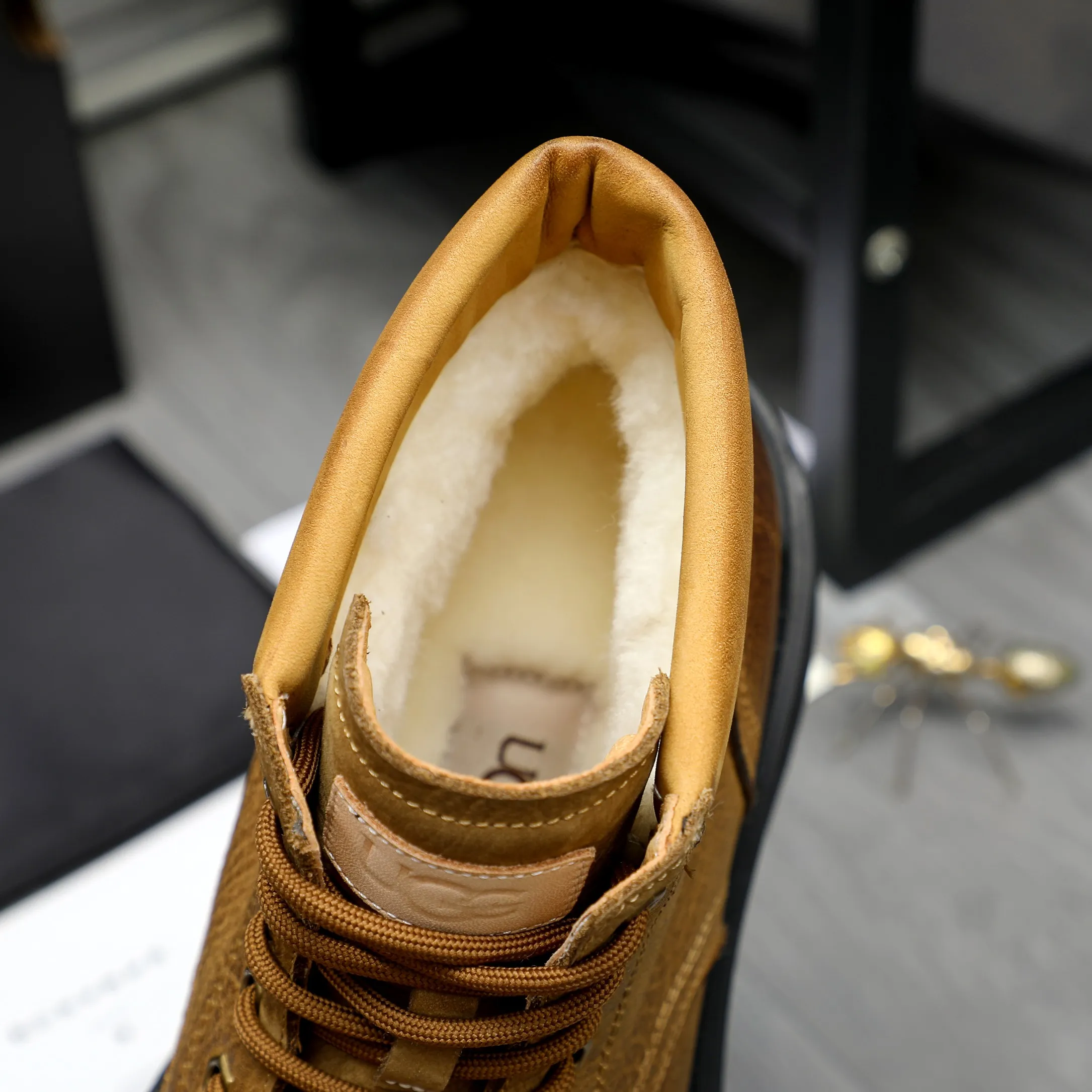 P620 Product trademark: "UGG" Gaobang men's shoes Regular size: 39-44 Product materials: Selected color-brushed cowhide upper, wool lining, original outsole